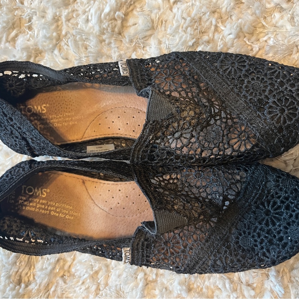 TOMS Women's Elegant Black Lace Flats